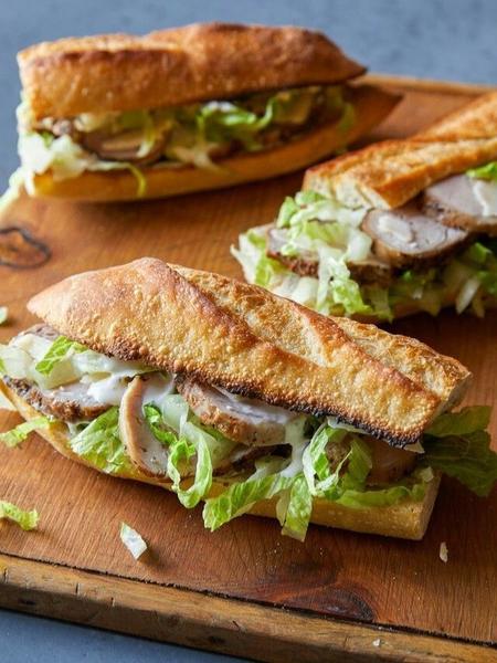 Baqhetă cu Pui și Salată Mixtă (Csirkehús crispy-s bagett vegyes salátával, rosé szosszal)