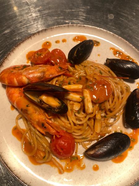 Spaghetti cu Fructe de Mare și Roșii Cherry (Spagetti tenger gyümölcseivel és koktélparadicsommal)