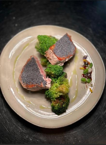 Ton la Grătar în Înveliș de Mac cu Broccoli (Tonhal mákba forgatva, szójaszósszal és brokkolival) 