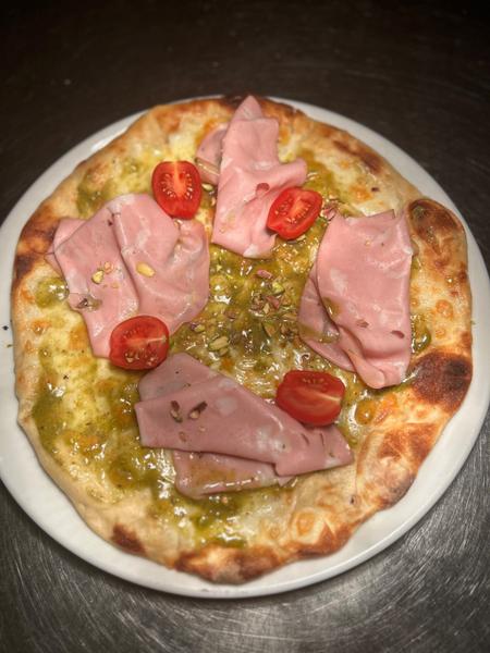 Pizza cu Fistic și Mortadella 