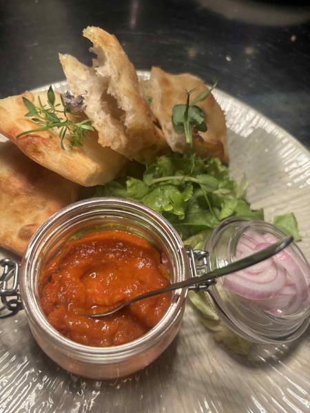 Zacuscă cu Focaccia Crocantă cu Rozmarin și Ulei de Măsline, Servită cu Ceapă Roșie