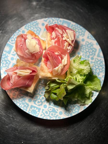 Șuncă Crud-Uscată cu parmezan și focaccia (Nyers Sonka Parmezánnal És Focacciaval )