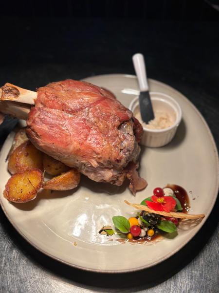 Ciolan în stil Italian cu cartofi cu unt si usturoi și sos de hrean 