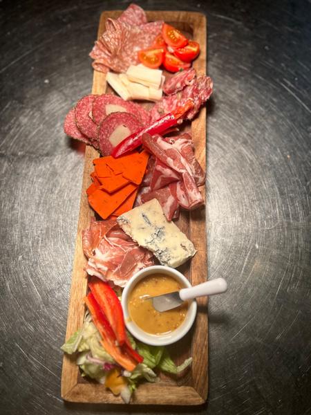 Platou de vascaval si salumuri Italiane, servit cu mustard si mier [2persone]