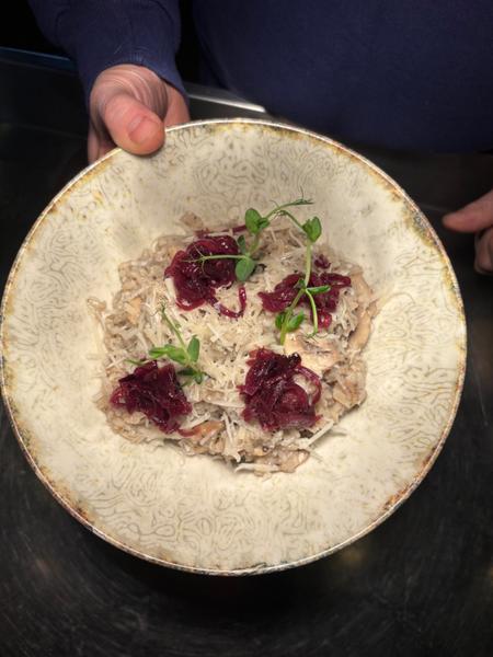 Fusilli cu ciuperci de pădure și ceapă caramelizată