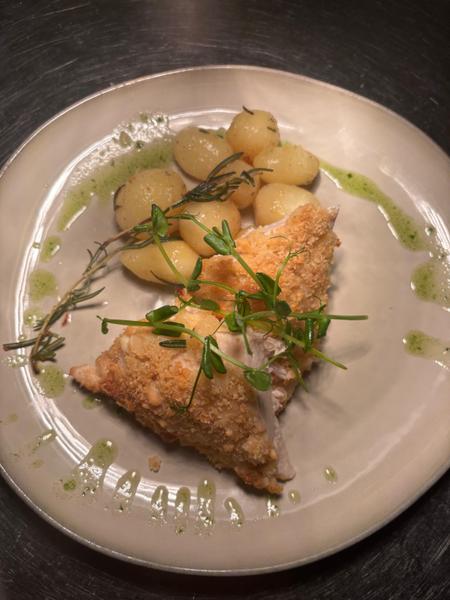 Piept de pui în crustă de parmezan, cu cartofi noi și sos de usturoi