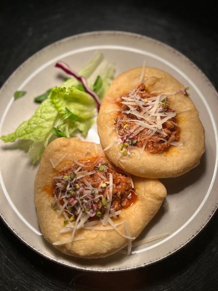 Montanara (langoș în stil italian), cu ragu bolognese și brânză parmezan