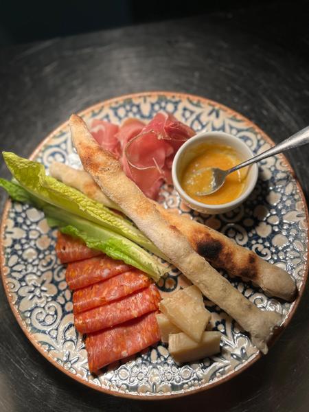 Platou italienesc
(spianata, prosciutto crudo, parmezan, grissini din aluat de pizza, măsline, sos de muștar cu miere)