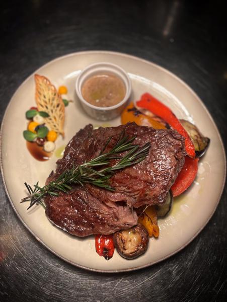 Antricot de vită maturat argentinian, cu legume la grătar și sos de piper Preț: 40 RON / 100 g