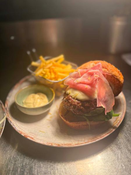 Hamburger Via Napoli ( carne de vitã,mozzarella, prosciutto crudo, salatã,rosii, maionezã cu lãmãie ) cu cartofi pai