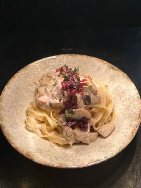 Tagliatelle cu ciuperci de pãdure si ciuperci caramelizatã 