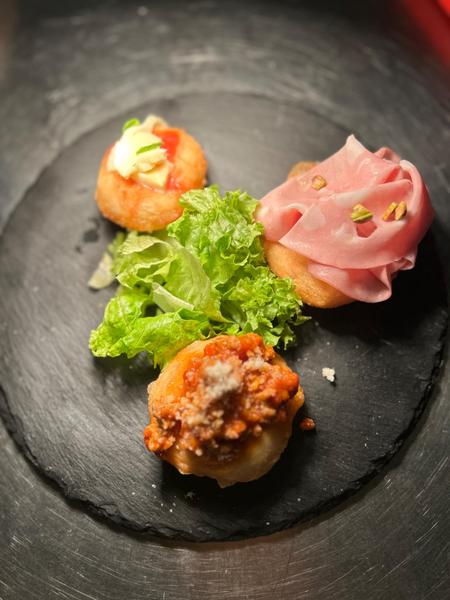 Mini montanara asortate (rosii si mozzarella , mortadella, bolognai) 