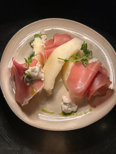 Prosciutto, pepene galben si sos de stracciatella de bufala