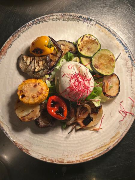 Burrata Pugliese cu Legume la Grãtar 