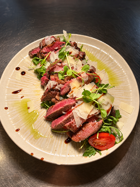 Tagliata de vită cu rucola, parmezan și roșii confiate