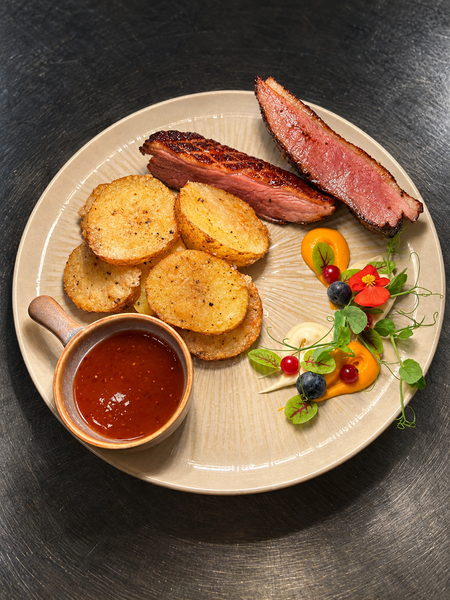 Piept de Ratã Sous-Vide cu Cartofi cu Parmezan si Sos Dulce Acrisor