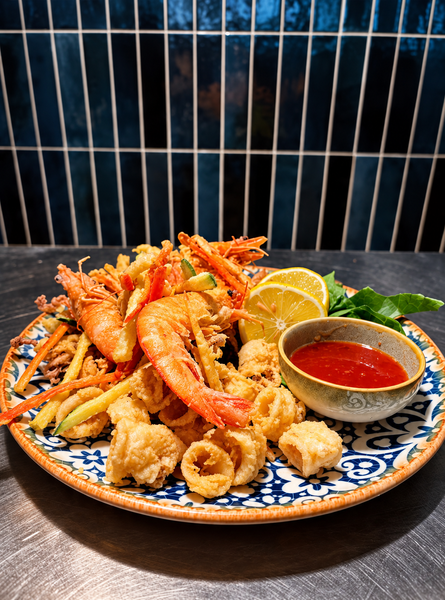 Fritto Misto (Calamari, Creveti, Legume) cu Sos de sweet chili