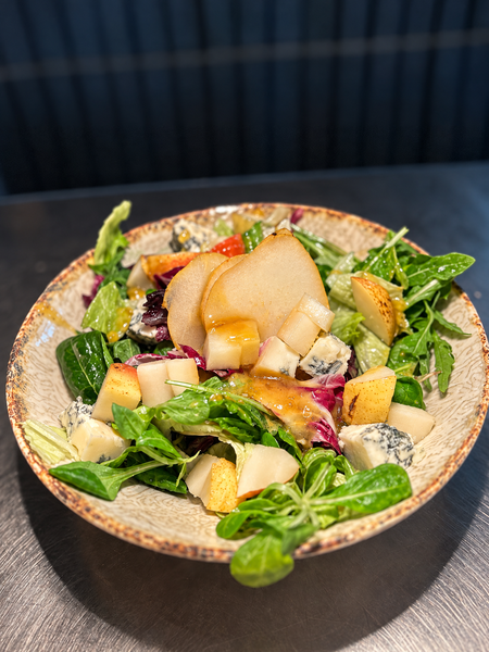 Salată cu pere și brânză Gorgonzola, cu dressing de muștar și miere